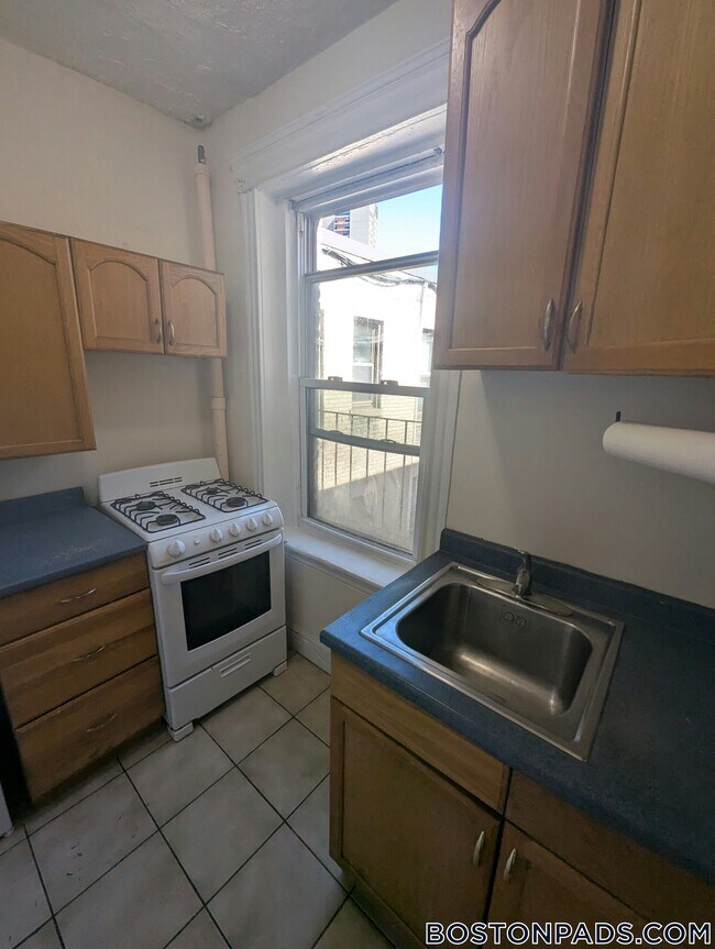 Building Photo - 364 Riverway