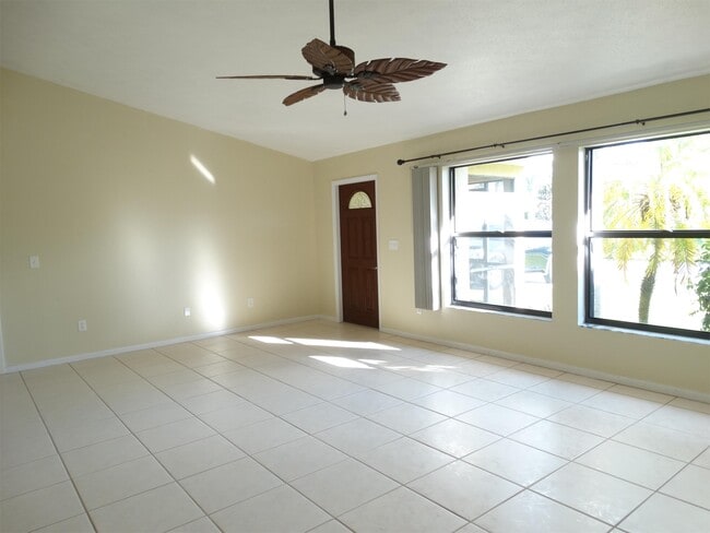 Building Photo - 2541 SW 38th Terrace