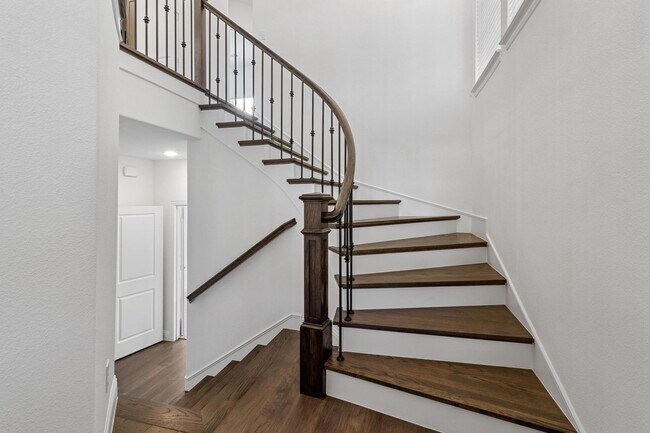 Building Photo - Luxury Living in Lewisville Townhome