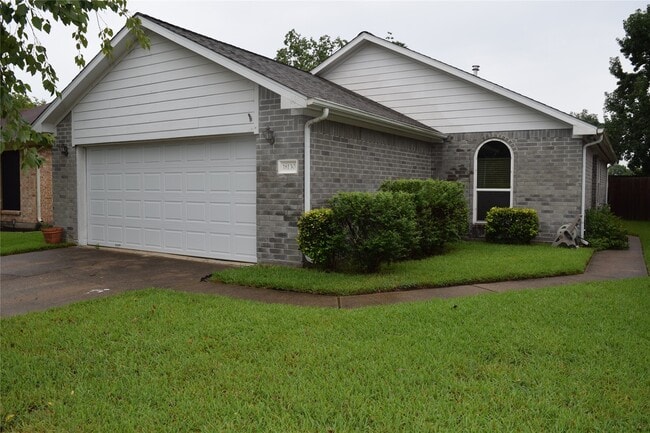 Building Photo - 18130 Beaverdell Dr