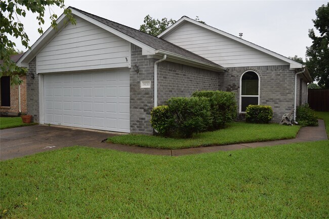 Foto del edificio - 18130 Beaverdell Dr