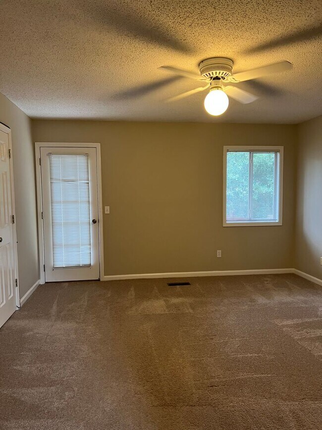 Foto del edificio - 334 Candlebrook Dr