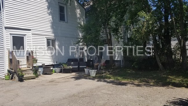 Building Photo - One Bedroom, Plus Bonus Room!