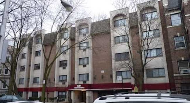 Building Photo - 540 W Oakdale Ave