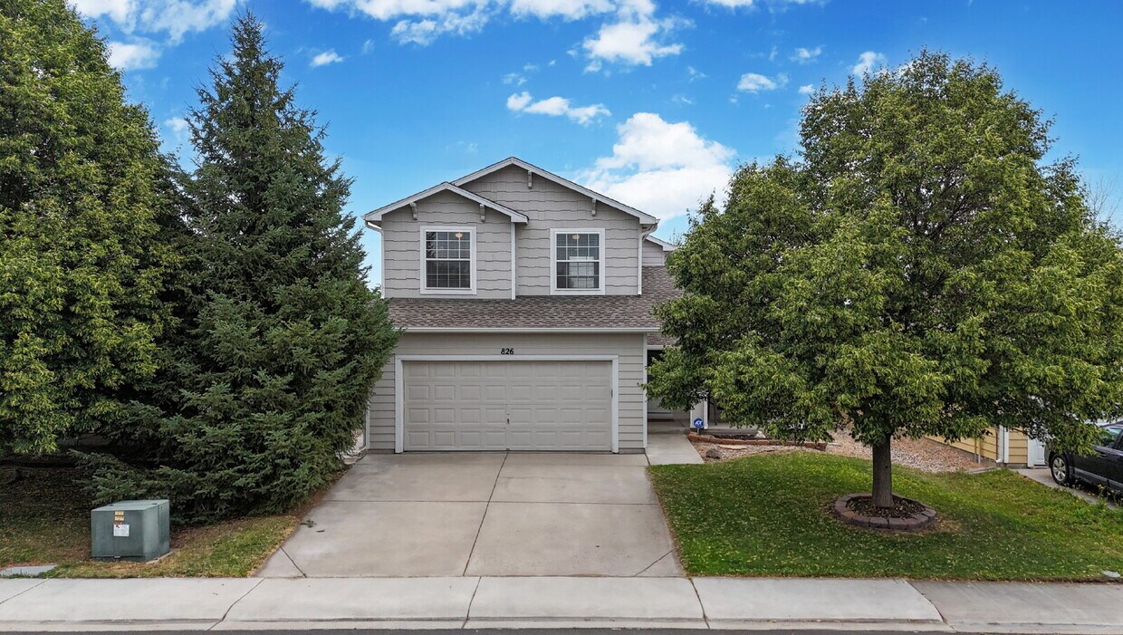 Foto principal - Spacious 3-Bed,2.5-Bath Home with Fenced Yard