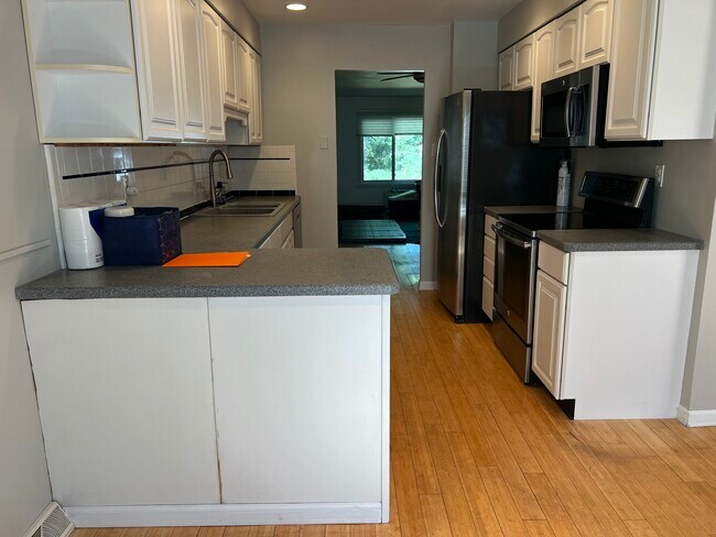 Foto del edificio - 919 Putnam Blvd