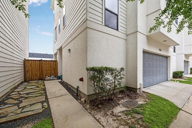 Building Photo - 9030 Laverne Cres