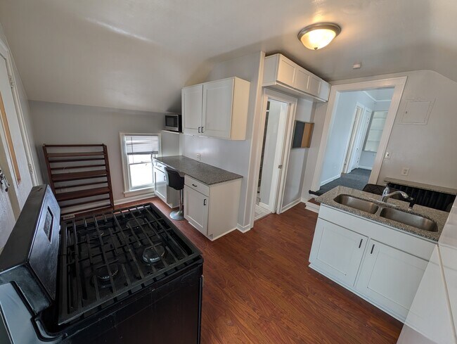 Foto del edificio - 2 bedroom 1 bath unit. Near downtown St Paul. On the busline