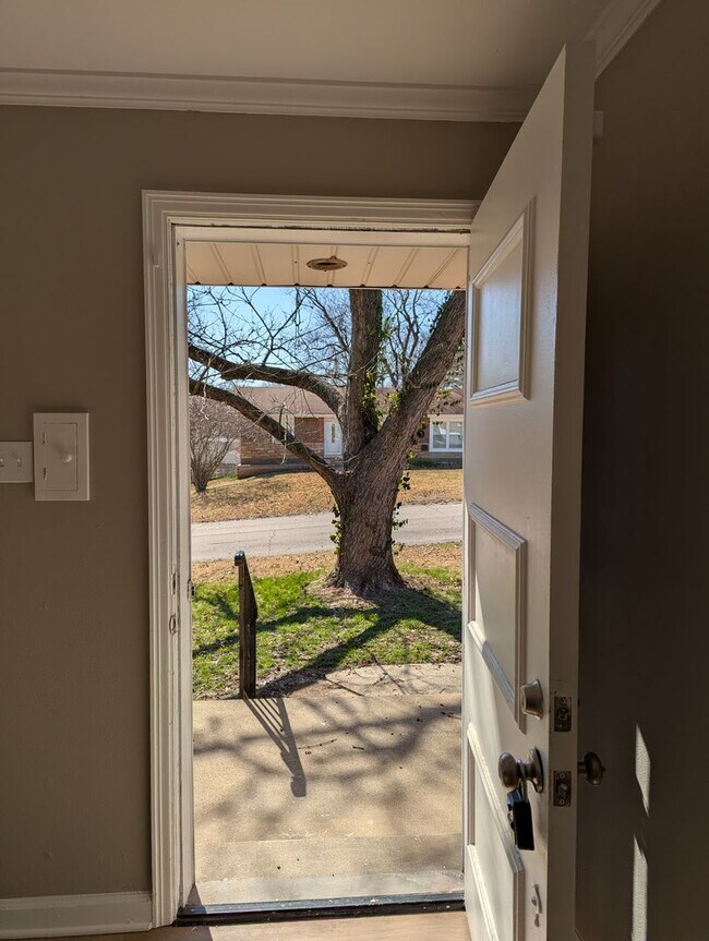 Foto del edificio - Fully Renovated Home with Sunroom, Garage & Huge Fenced Yard