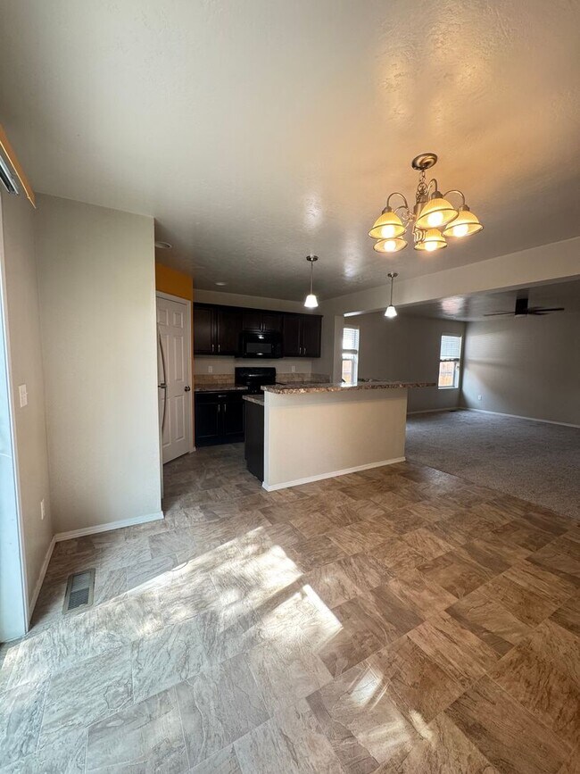 Building Photo - MOVE IN TODAY! Single level floorplan in d...