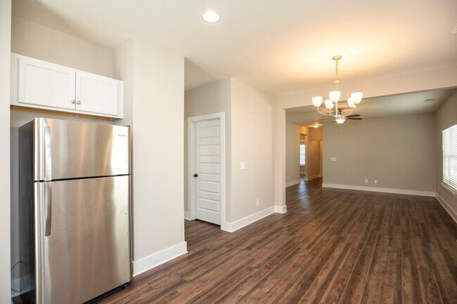 Foto del edificio - One level luxury living! Garage and Fenced Backyard!