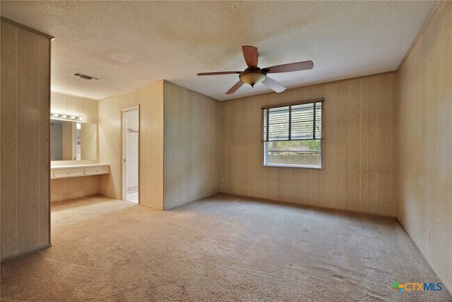 Building Photo - 216 Parkview Dr