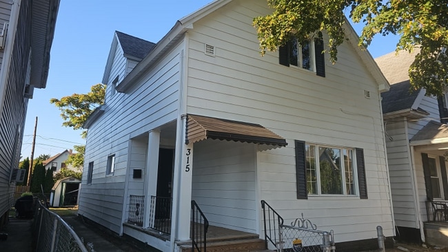 Building Photo - 315 Austin St