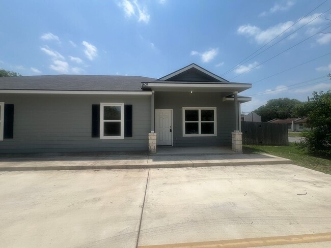 Building Photo - Luxury 3/2 Duplex in Seguin, Texas
