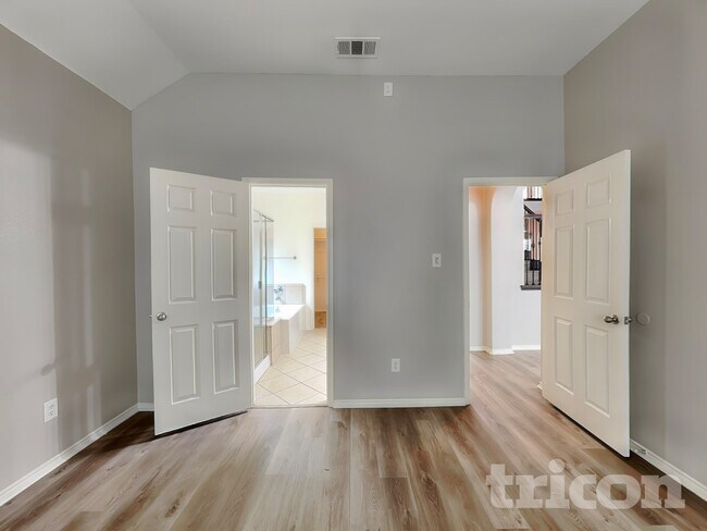 Building Photo - 5805 Paloma Blanca Dr