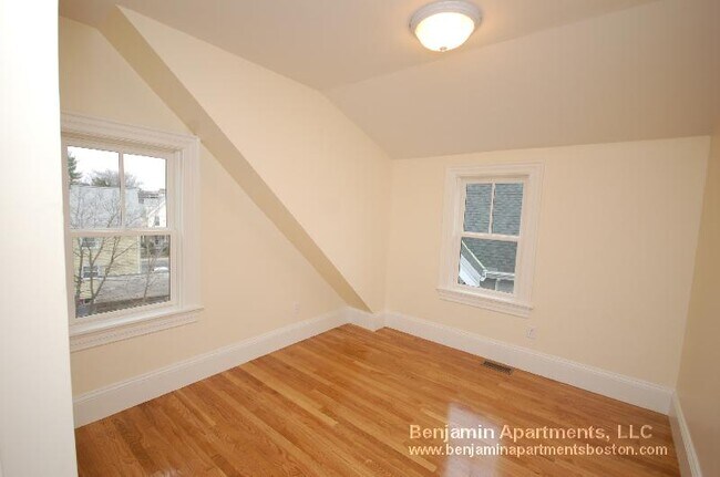 Building Photo - 84 Linden St