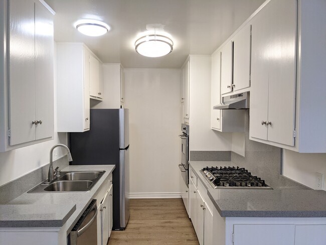 Foto del edificio - 135 N Hayworth Ave