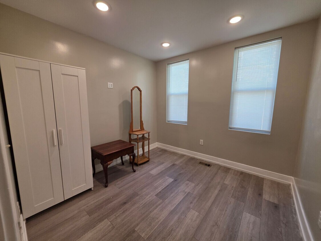 Photo - 1649 Pratt St.