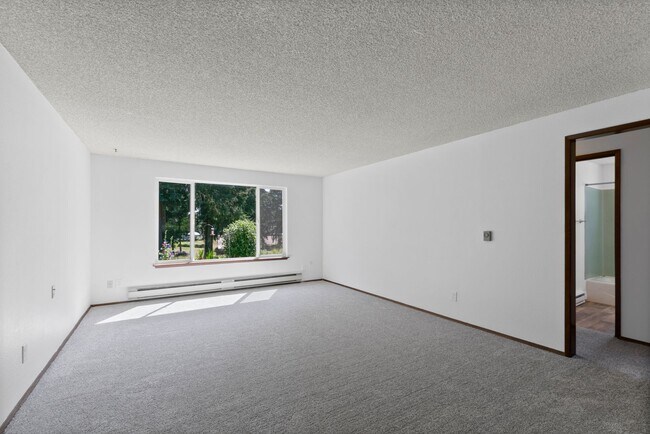 Foto del edificio - $1,500 - 2 Bed / 1 Bath - Recently Renovated in Private Setting