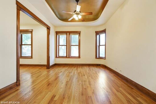 Building Photo - 934 N Hoyne Ave