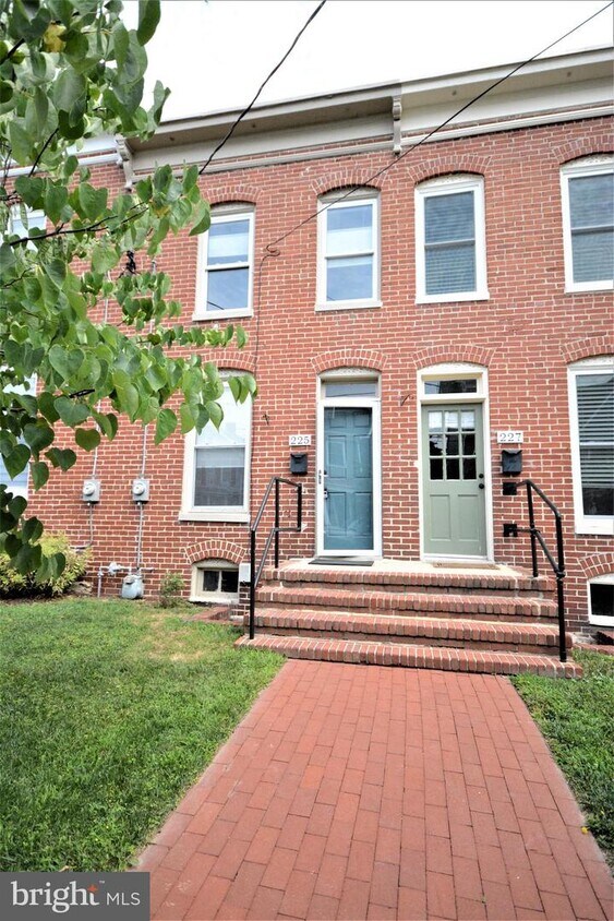 Primary Photo - 225 E 6th St