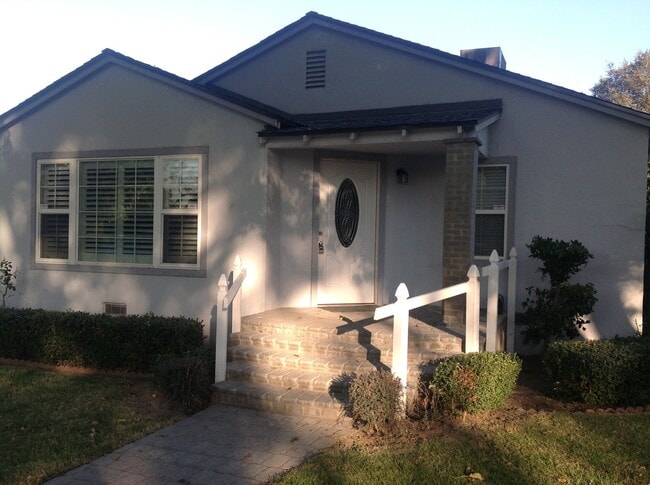 Building Photo - 404 Camellia Way