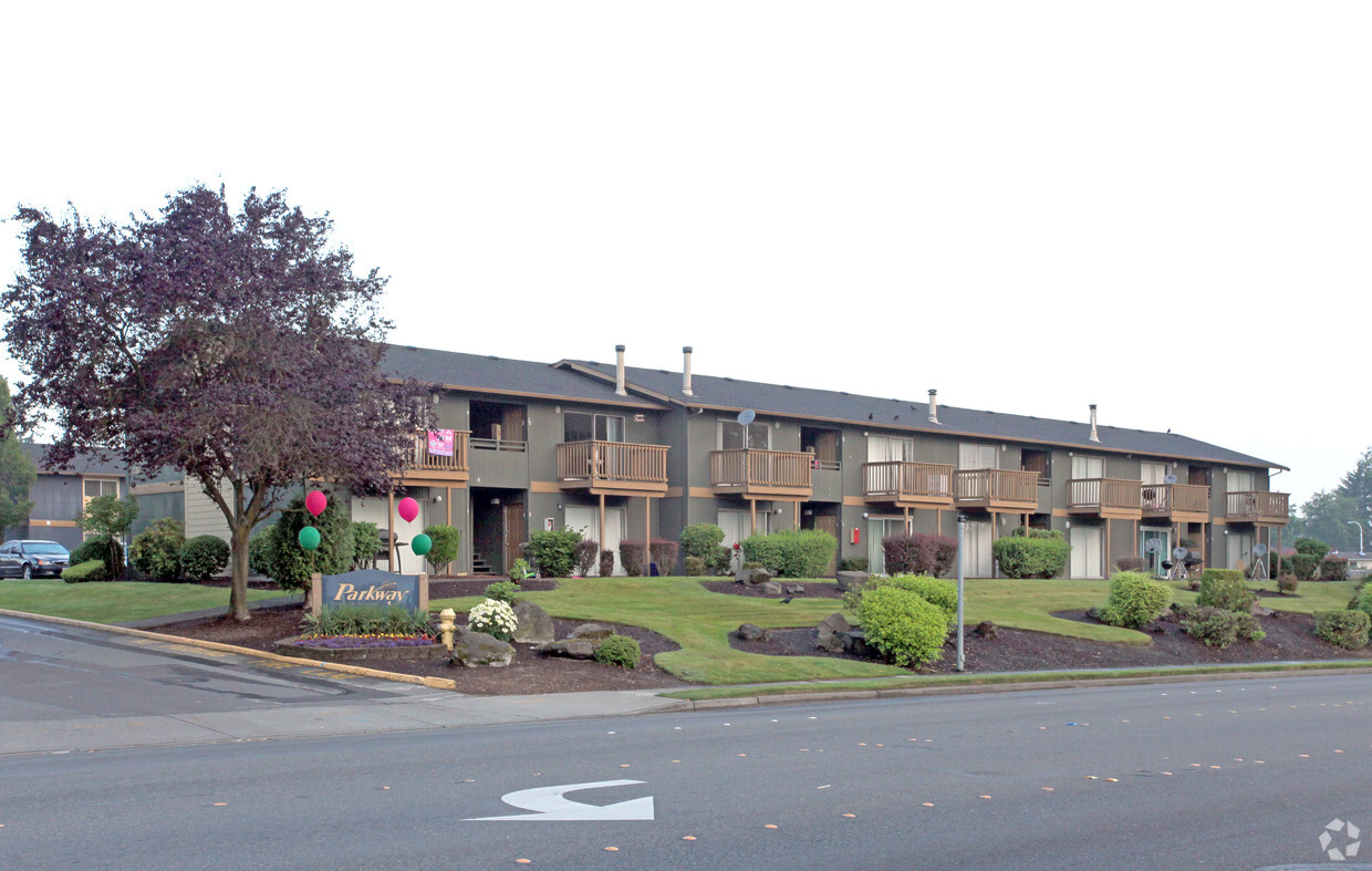 Primary Photo - Parkway Apartments