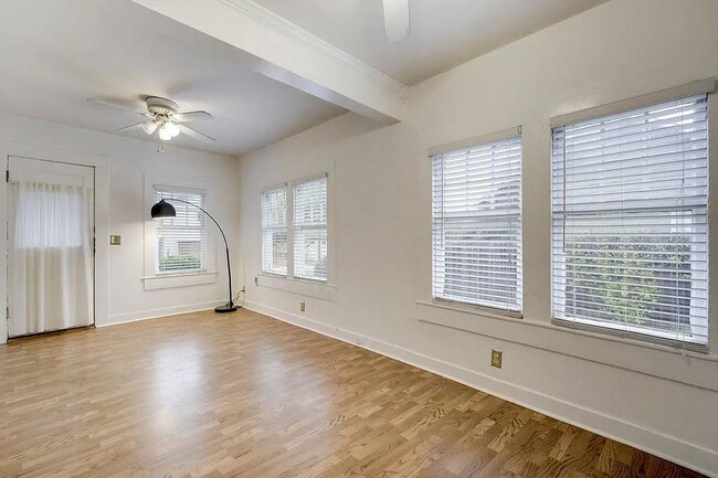 Building Photo - "Charming 2-Bed Oasis in the Heart of Austin's Vibrant 78704!"