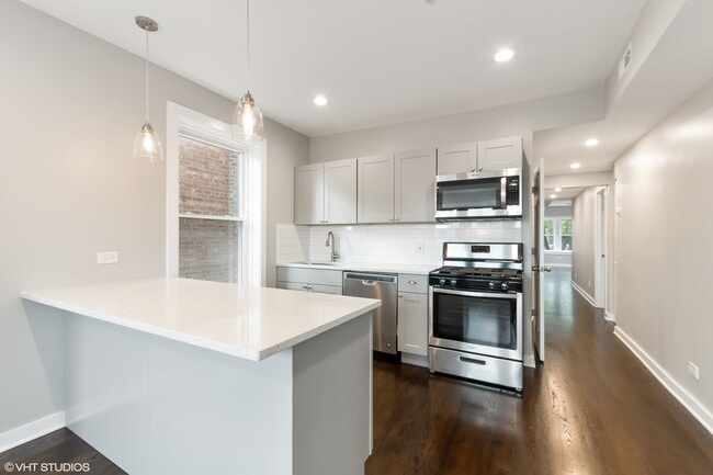 Building Photo - 5449 W Sunnyside Ave