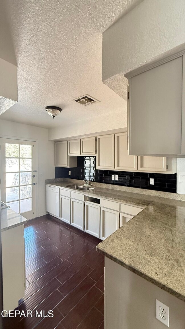 Foto del edificio - 11621 Marsh Mccall Way