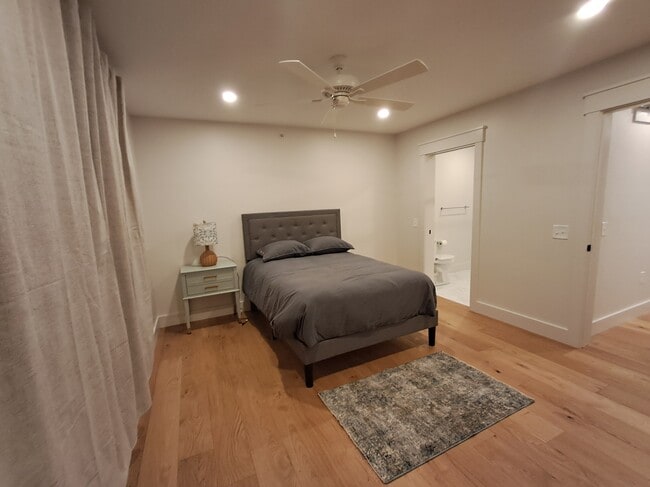 Building Photo - 224 Ivy Ter