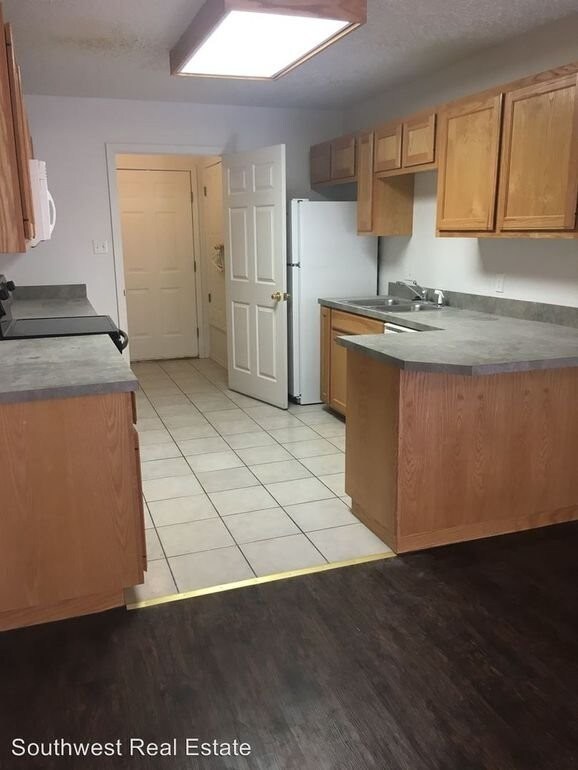 Building Photo - Great floor plan for roommates!