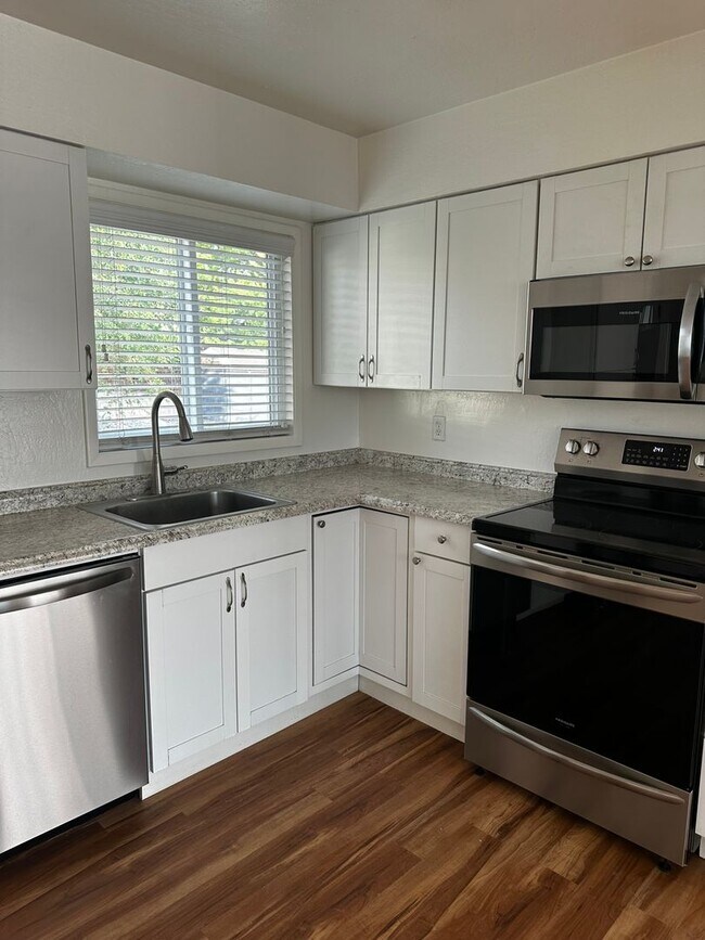 Building Photo - Beautiful 4 Bedroom house w/Hardwood Floor...