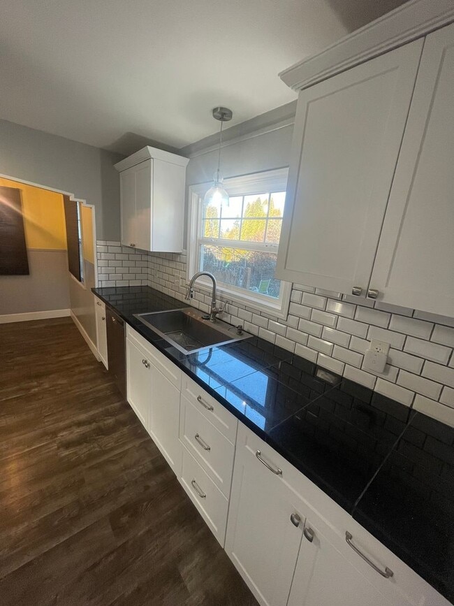 Building Photo - Large 2 Bedroom with Basement!