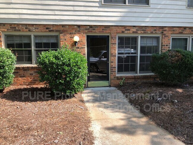 Foto del edificio - 2804 Carriage Dr