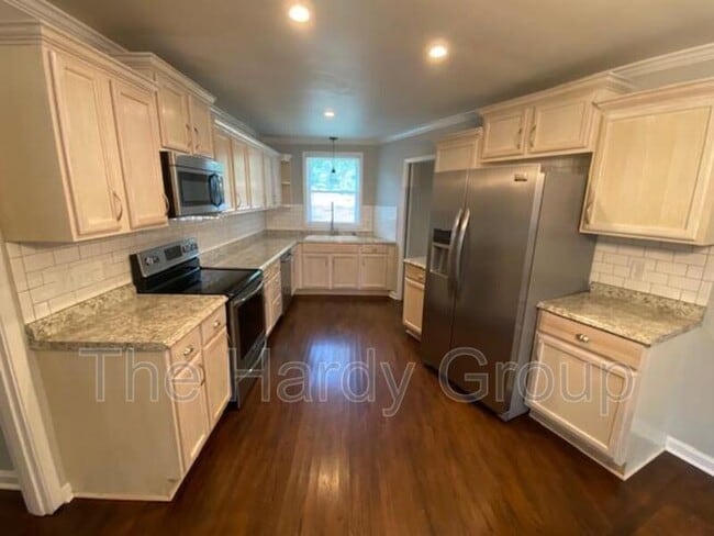 Building Photo - 934 McKellar Dr
