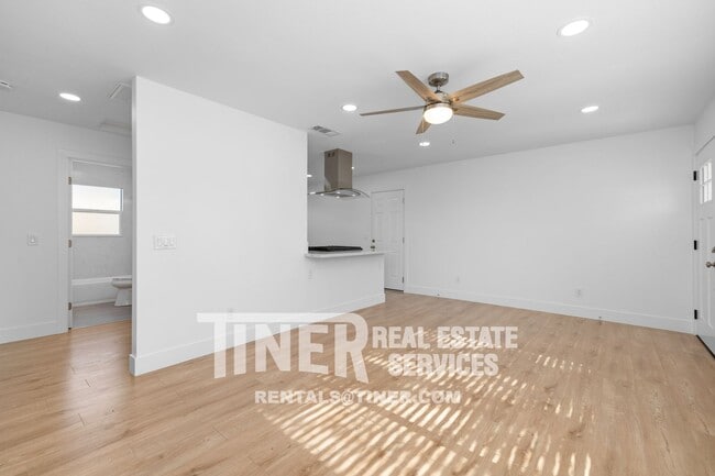 Building Photo - Absolutely Gorgeous 2 Bedroom Home