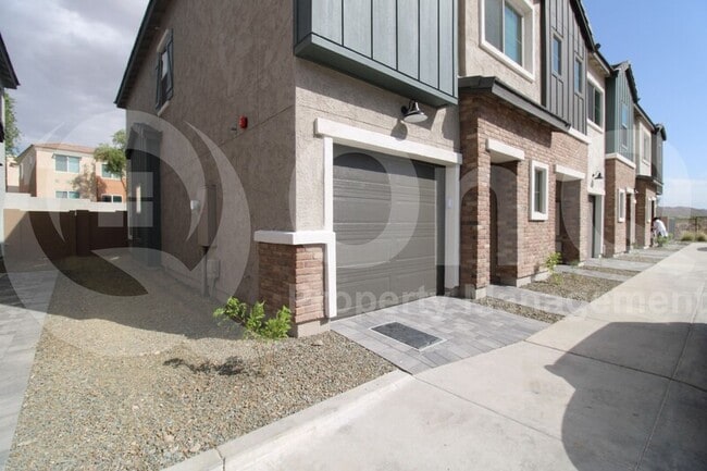 Building Photo - 2818 W Red Fox Rd