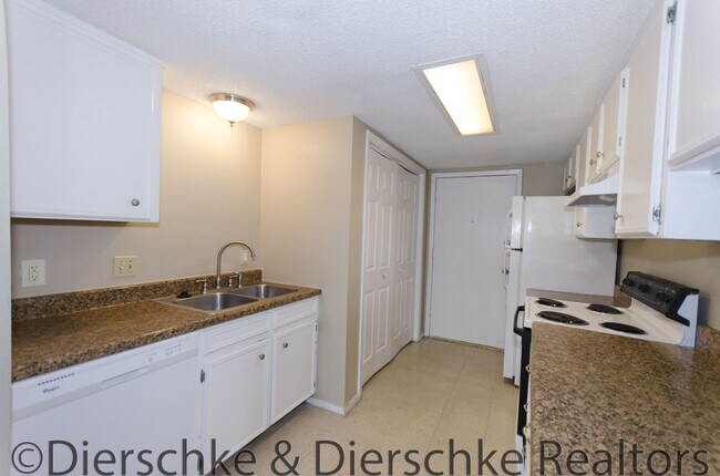 Foto del edificio - HUGE 3 bedroom townhouse off Sunset AVAILA...