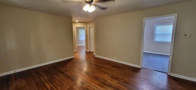 Foto del edificio - Southeast 2 BR house! 1 car garage! $995!