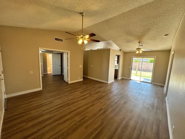 Building Photo - *NEW* Paint *NEW* Flooring *NO* HOA Glenda...