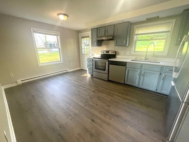 Building Photo - Updated 2 Bedroom  Townhouse