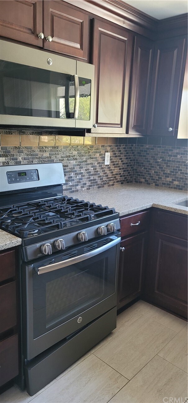 Building Photo - 60 Rainwood