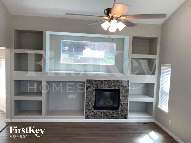Foto del edificio - 7011 Creekfront Dr