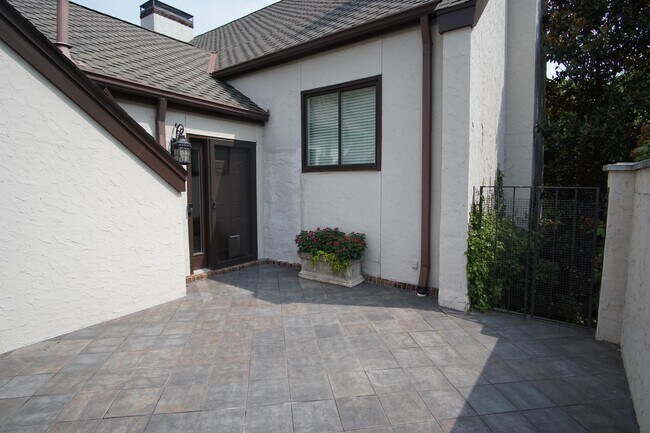 Building Photo - 1481 Touraine Pl