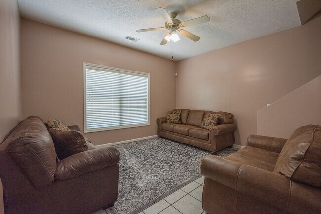Building Photo - 1432 S Donahue Dr