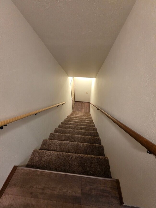 Building Photo - Spacious 1 Bedroom 1 Bath Upper Apartment