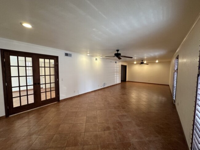 Foto del edificio - Large first floor condo in Alamo Heights