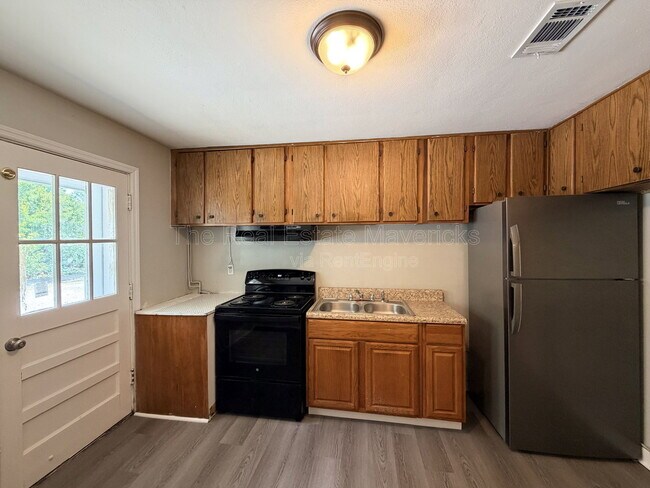 Foto del edificio - 5601 Belaire Dr