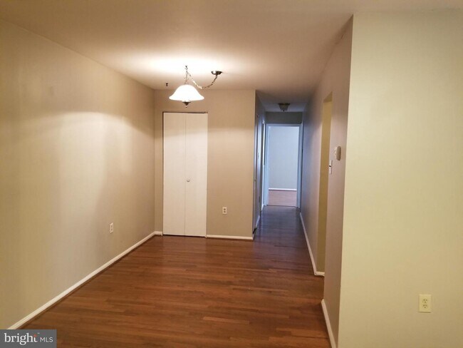 Building Photo - 5937 Quantrell Ave